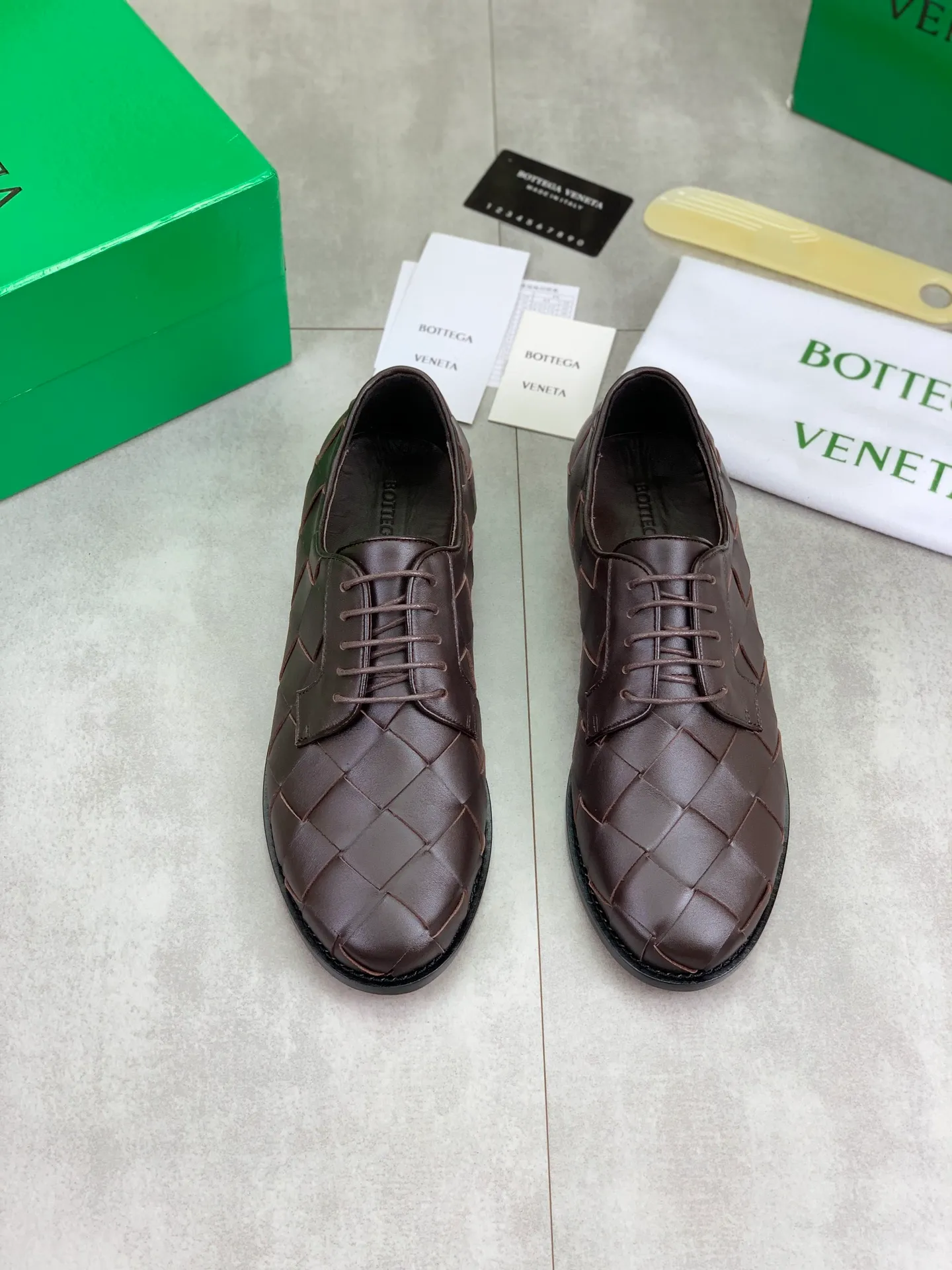 Factory price P860💰Top quality (genuine leather outsole series)💎💎💎 BOTTEGA VENETA official website synchronizes the latest model, top version of the highest version of BV business leather shoes in the market, accept material comparison, shoe type comparison, process comparison, practical and textured, versatile and suitable for any occasion, the more you look at it, the more flavorful it becomes. Pure hand-woven craftsmanship - upper material, imported original hand-woven calfskin - high-quality water-dyed cowhide inside - original private model customized handmade leather outsole -Size: female 35-39 (34 40 customized) male 39-44 (38 45 customized) Comes with original BV green box, complete packaging.
